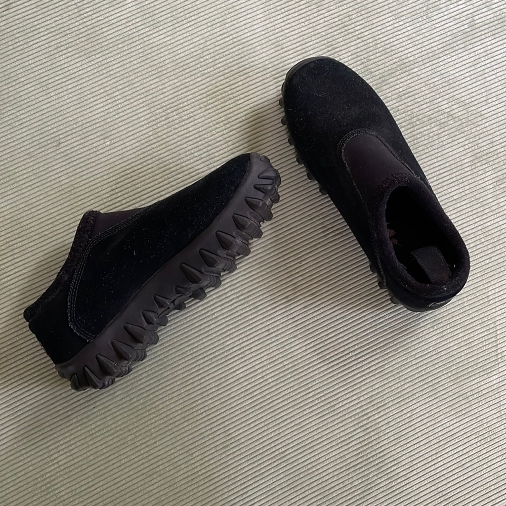 Salomon size 8 women’s Y2K contagrip black suede snow clogs